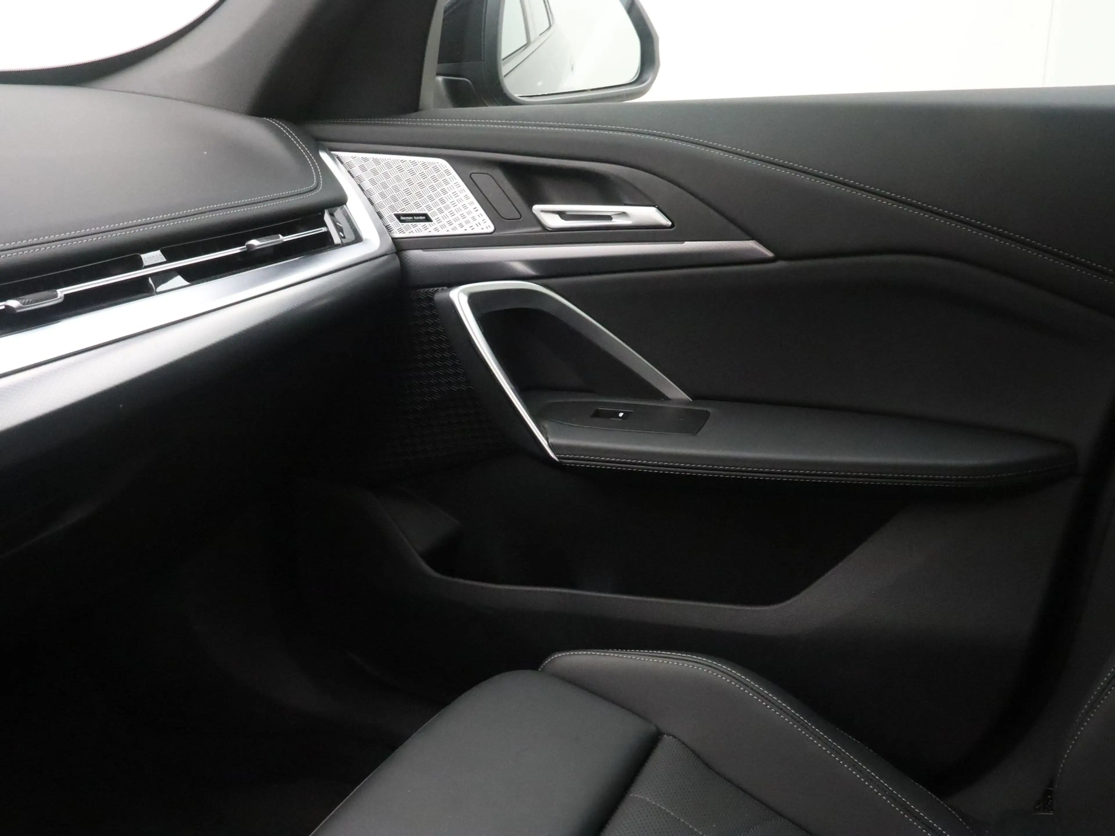 BMW iX1 eDrive20 67 kWh M Sport Edition — photo 14