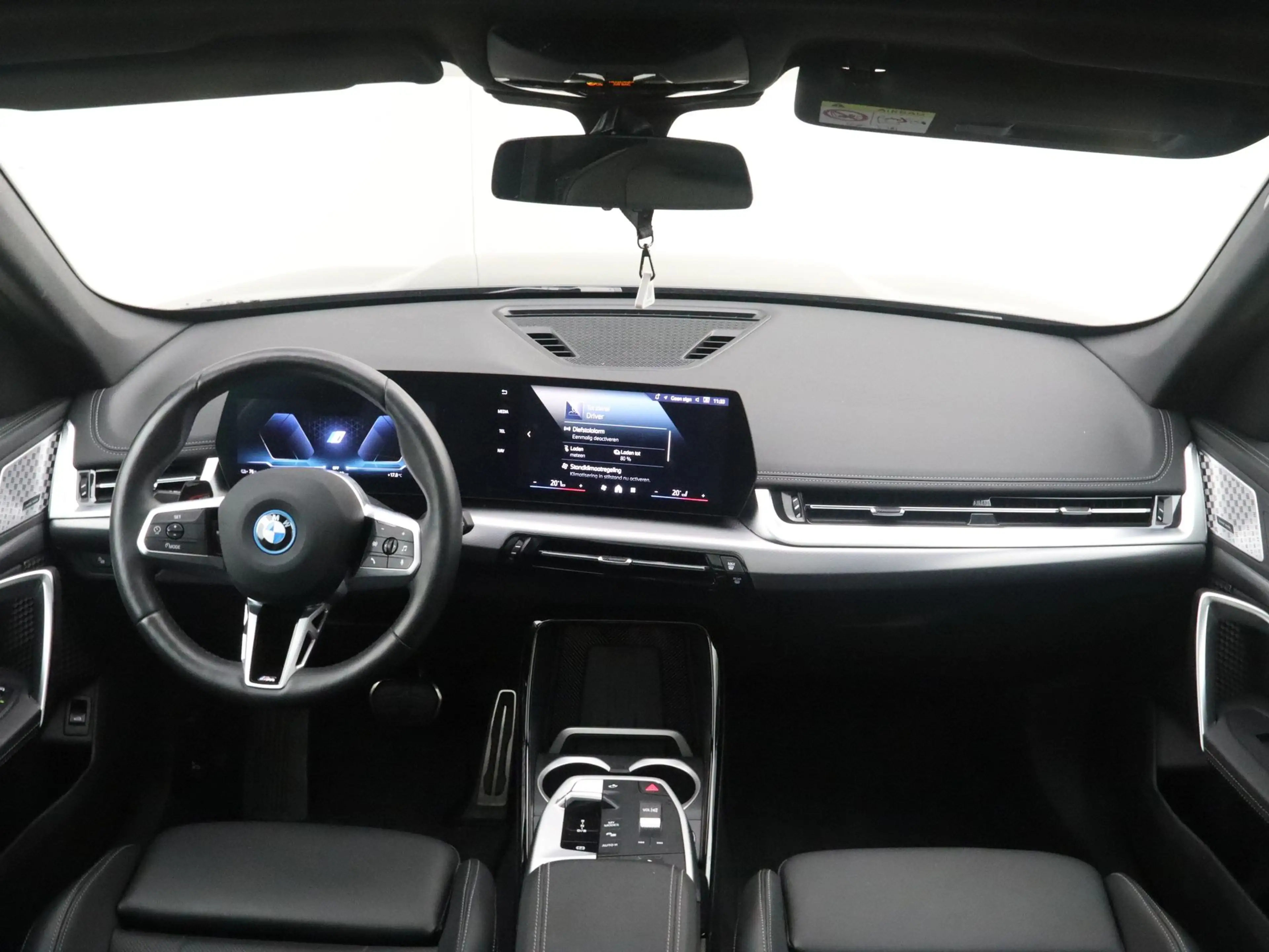BMW iX1 eDrive20 67 kWh M Sport Edition — photo 12