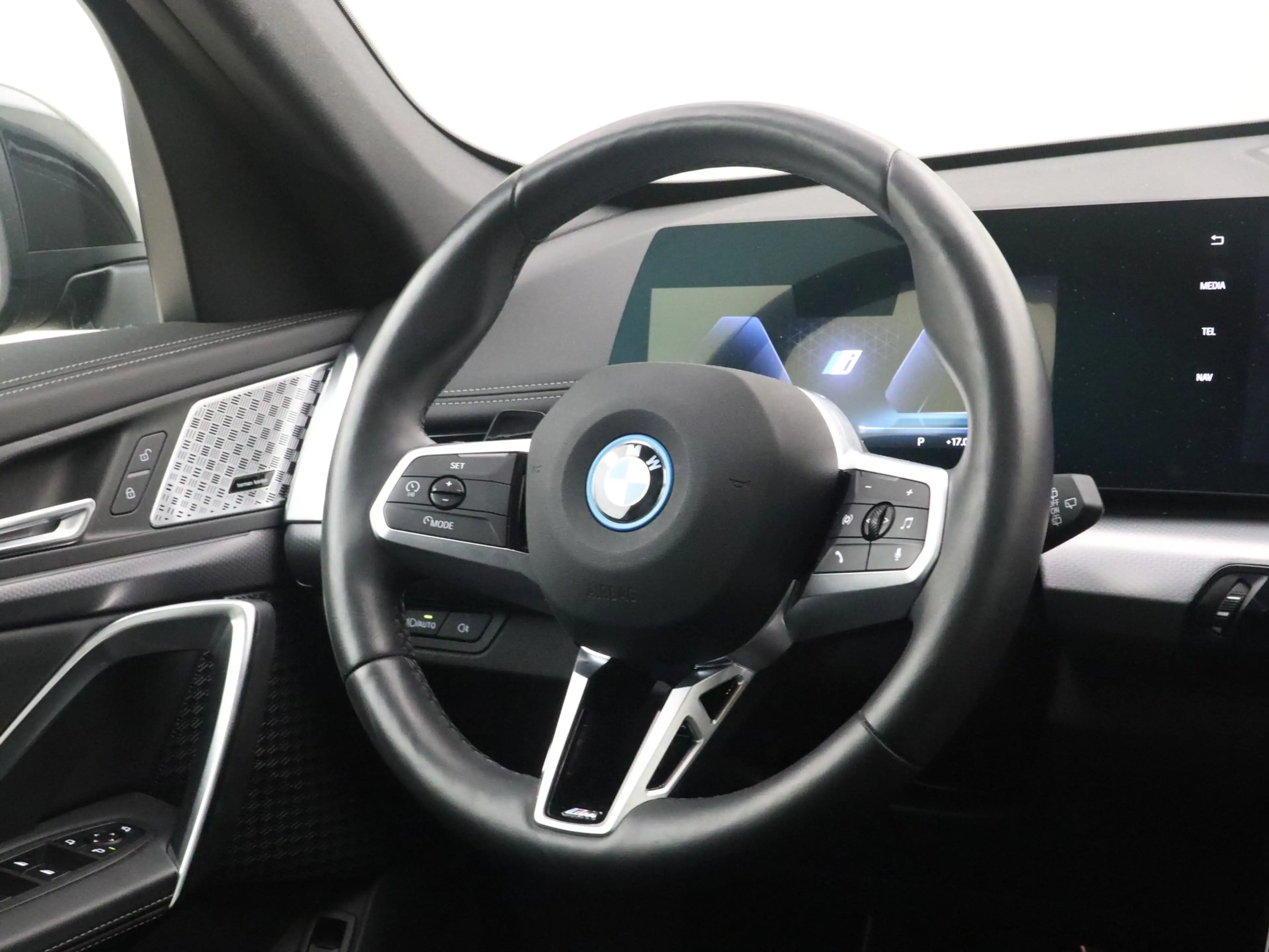BMW iX1 eDrive20 67 kWh M Sport Edition — photo 2