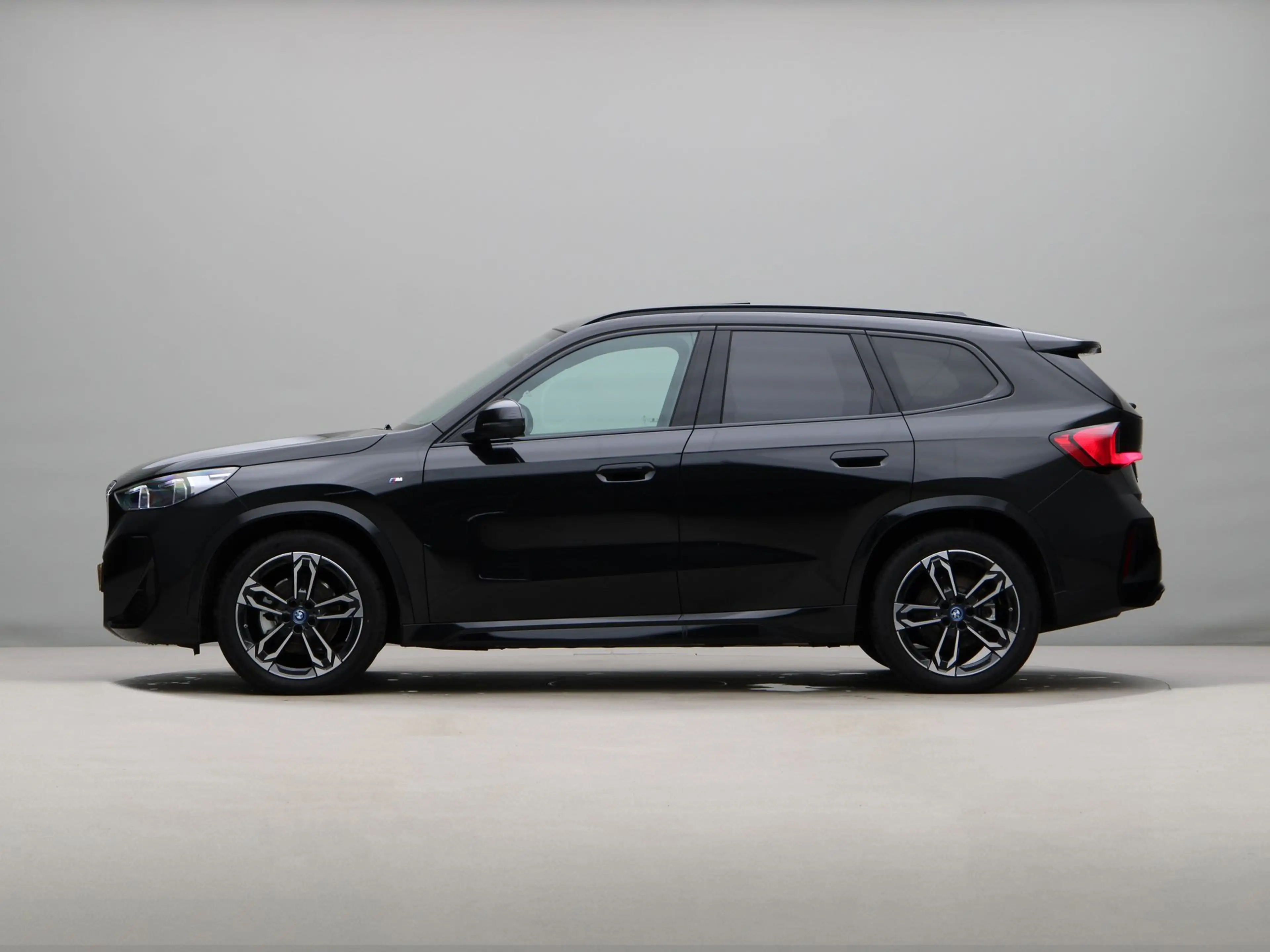 BMW iX1 eDrive20 67 kWh M Sport Edition — photo 11