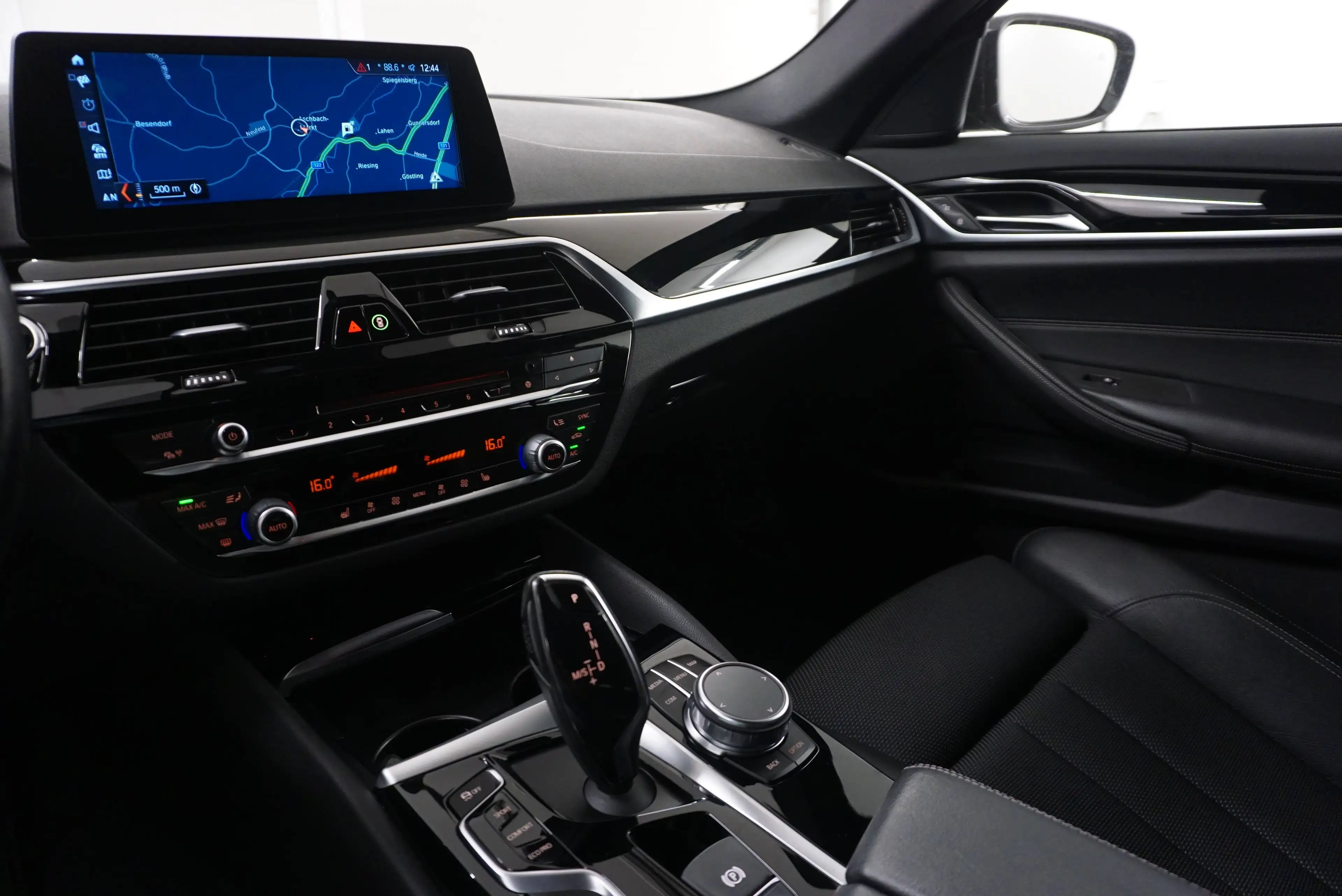 BMW 520 d Sport Line // Kurvenlicht// Fernlichtassistent // — photo 13