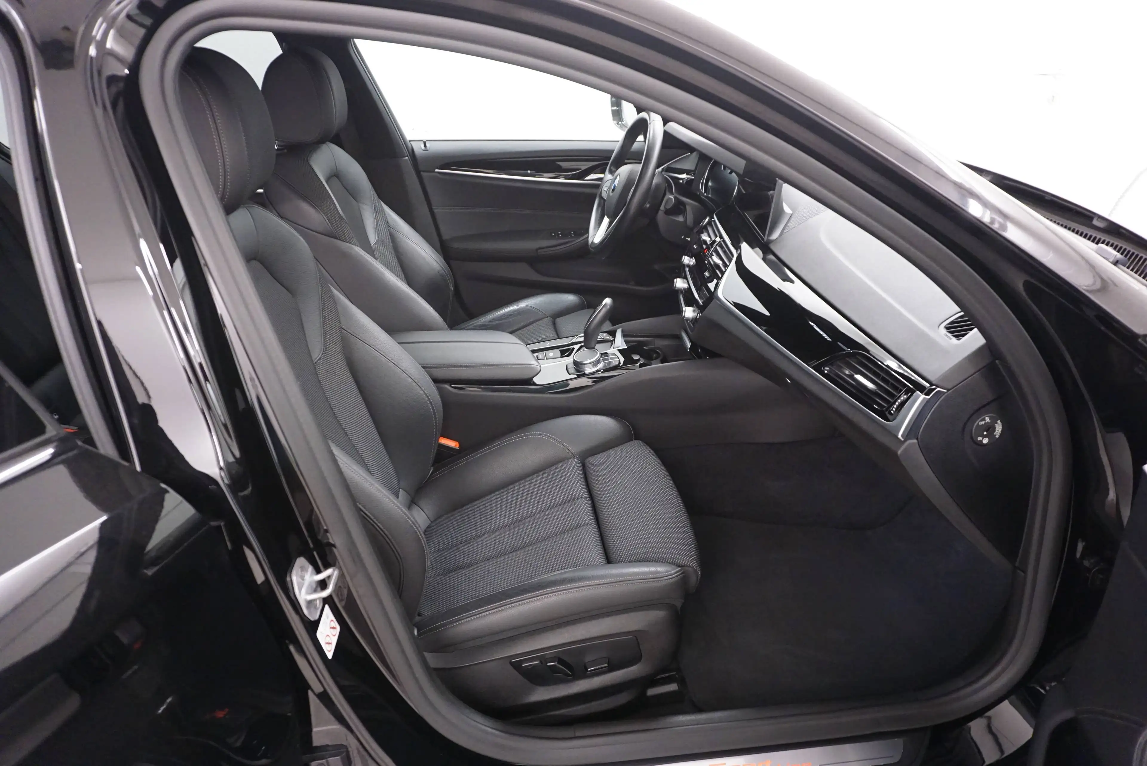 BMW 520 d Sport Line // Kurvenlicht// Fernlichtassistent // — photo 14