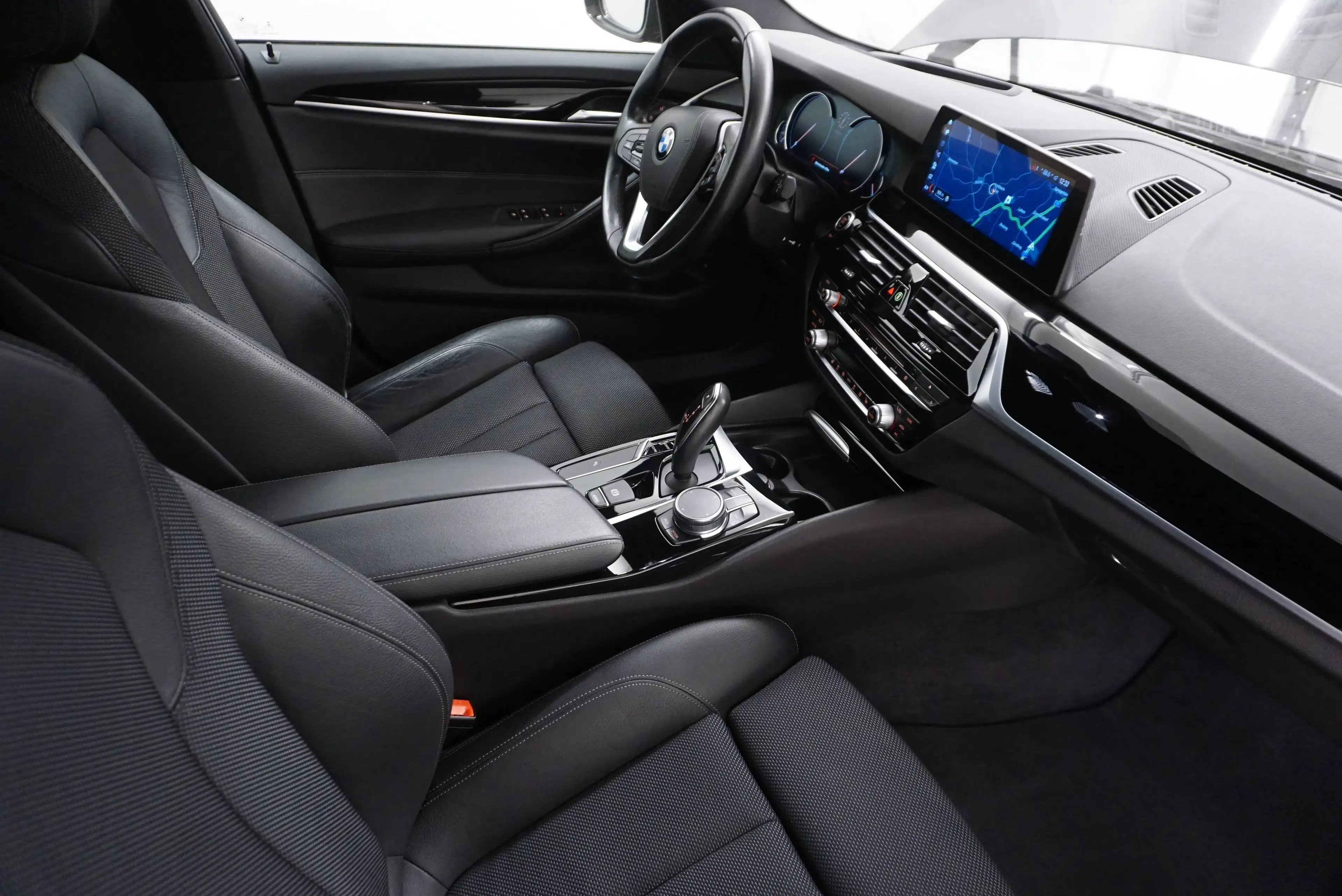 BMW 520 d Sport Line // Kurvenlicht// Fernlichtassistent // — photo 15