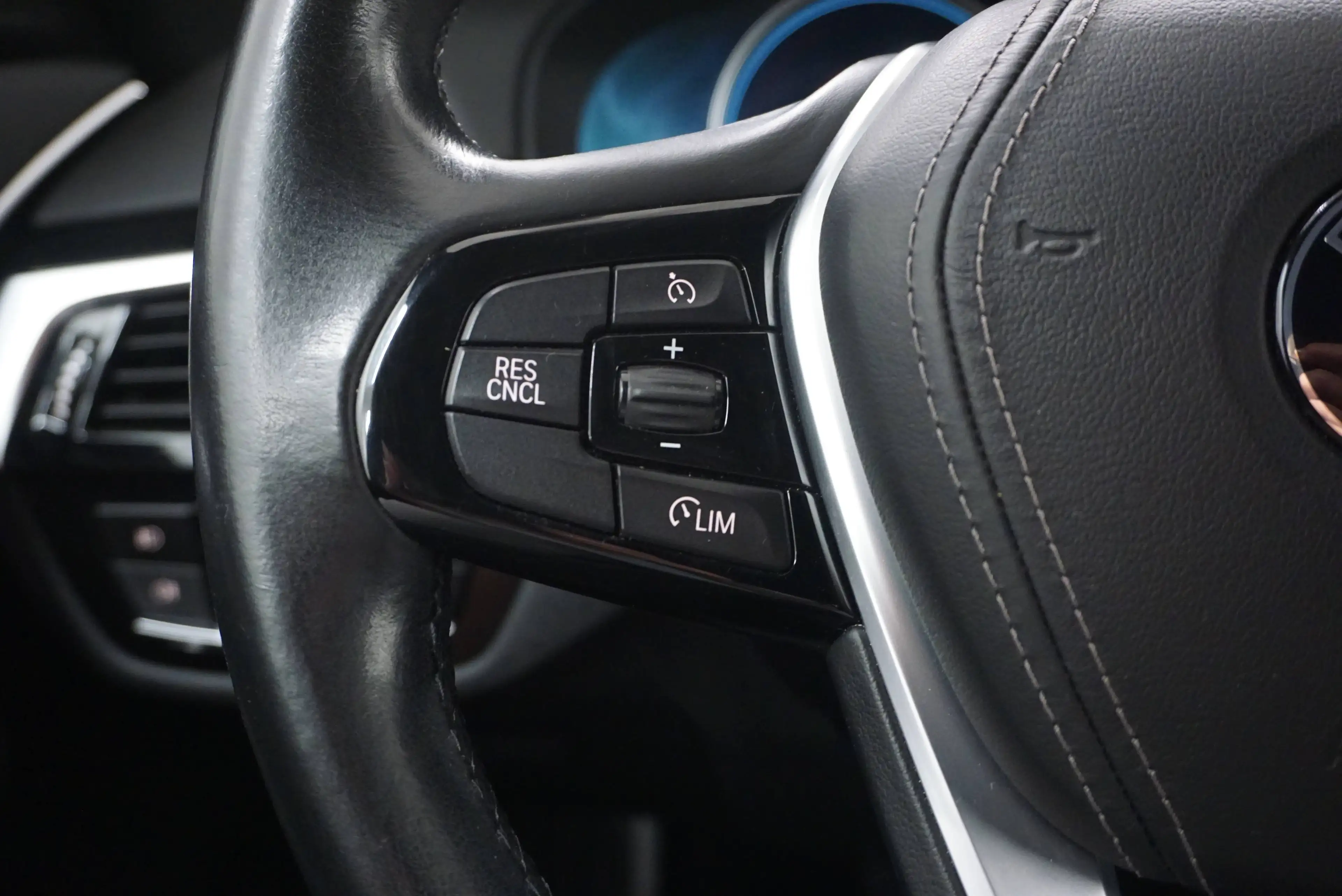 BMW 520 d Sport Line // Kurvenlicht// Fernlichtassistent // — photo 11