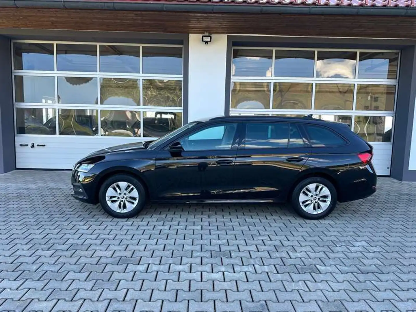 Skoda Octavia Ambition 2,0 TDI *AHV*APP*LED*NAVI*SITZHZ* Schwarz - 2