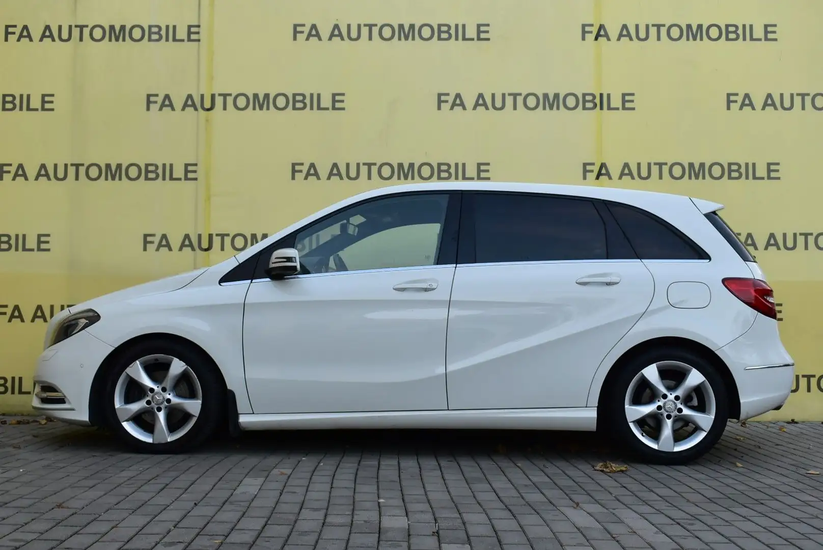 Mercedes-Benz B 180 CDI / d/LEDER/DISTRONIC/NAVI/XENON/ Weiß - 2