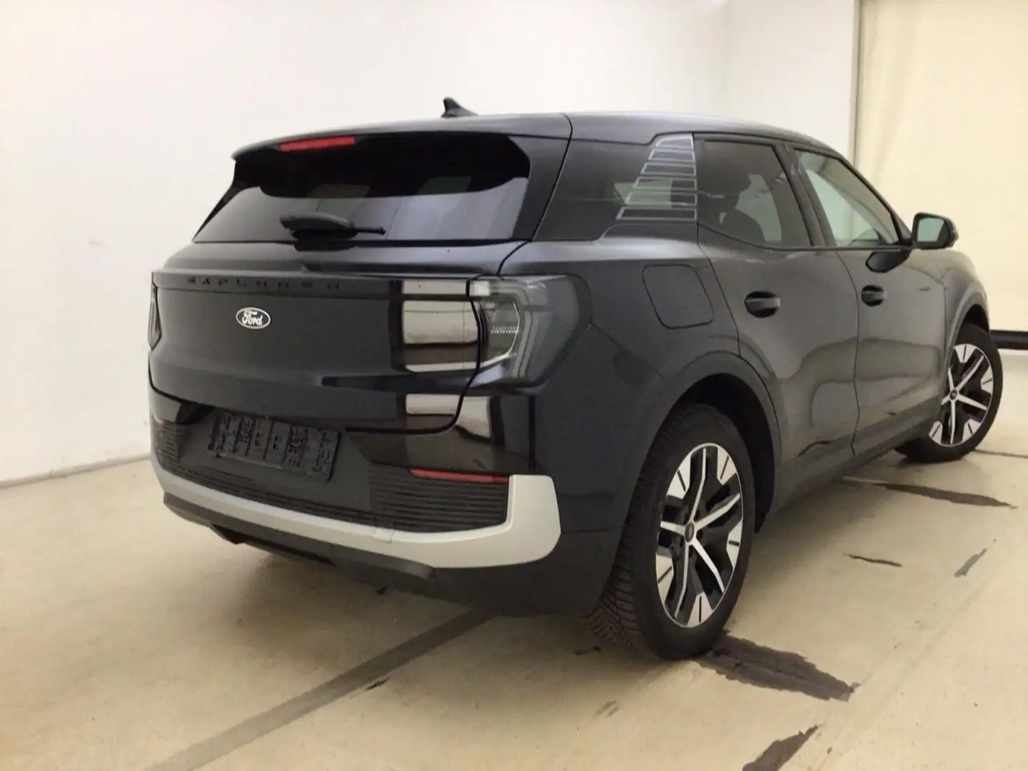 Ford Explorer RWD Schwarz - 2