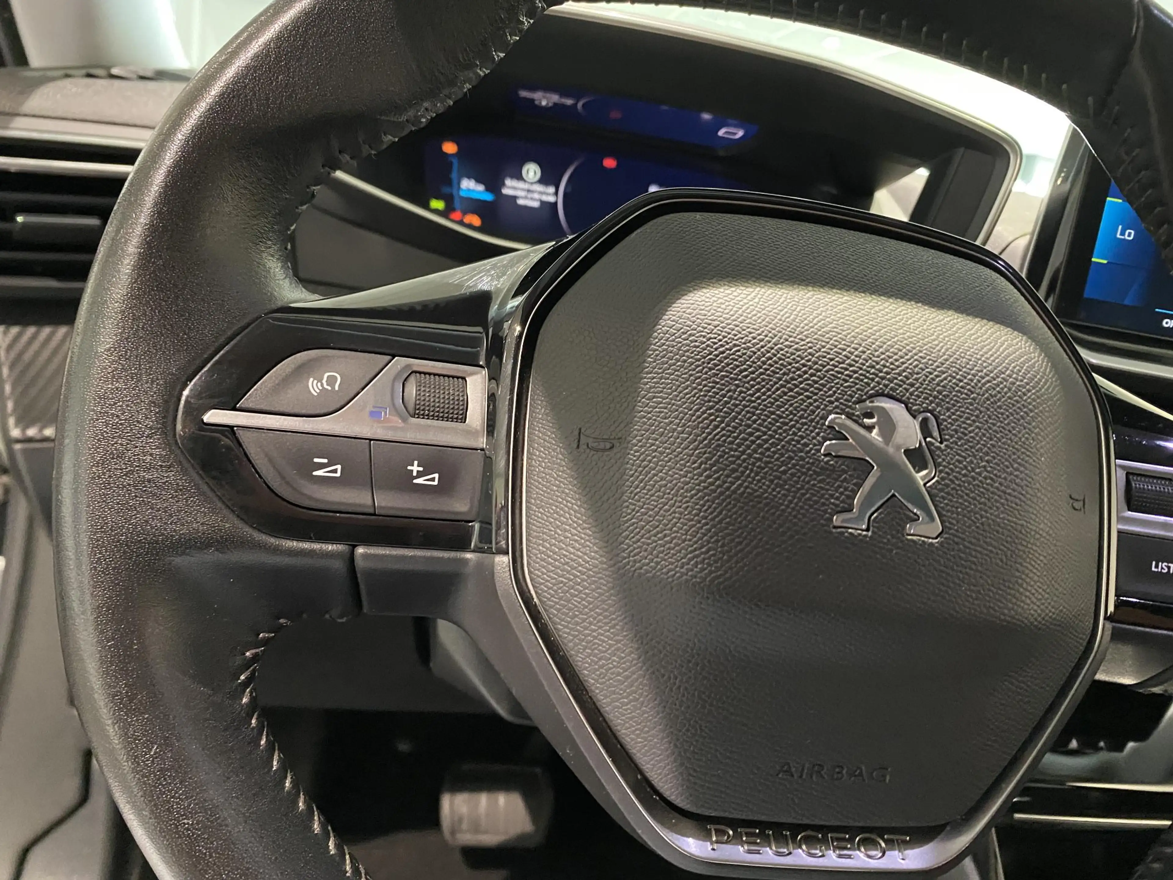 Peugeot e-2008 EV Allure Première 50 kWh STOELVERWARMING + CAMERA — photo 12