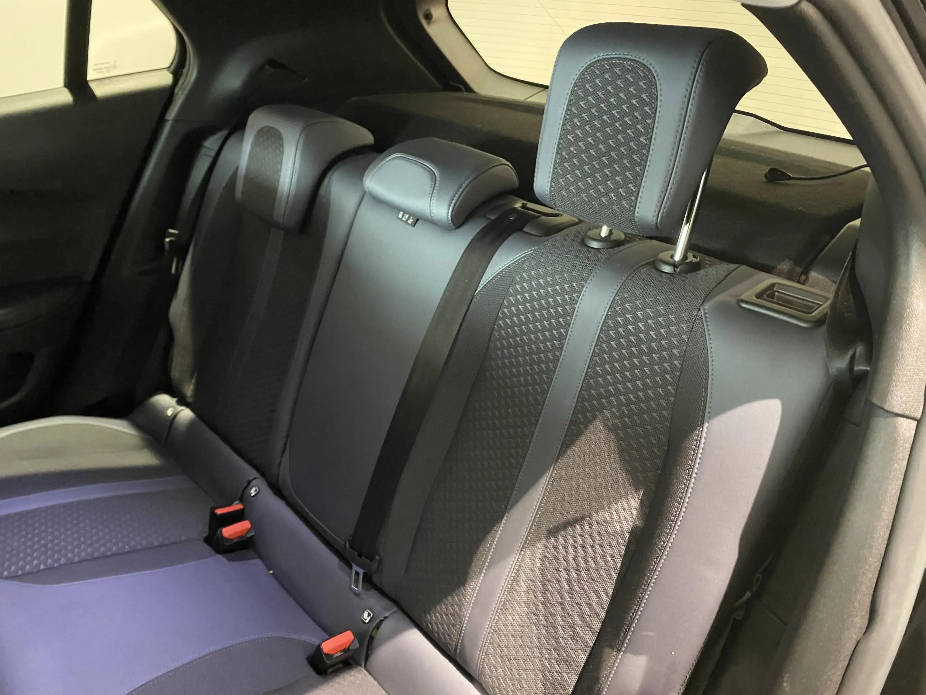 Peugeot e-2008 EV Allure Première 50 kWh STOELVERWARMING + CAMERA — photo 10