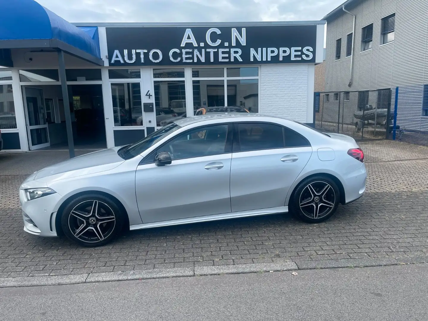Mercedes-Benz A 180 d AMG Kamera Leder LED Navi Night-Paket Argent - 1