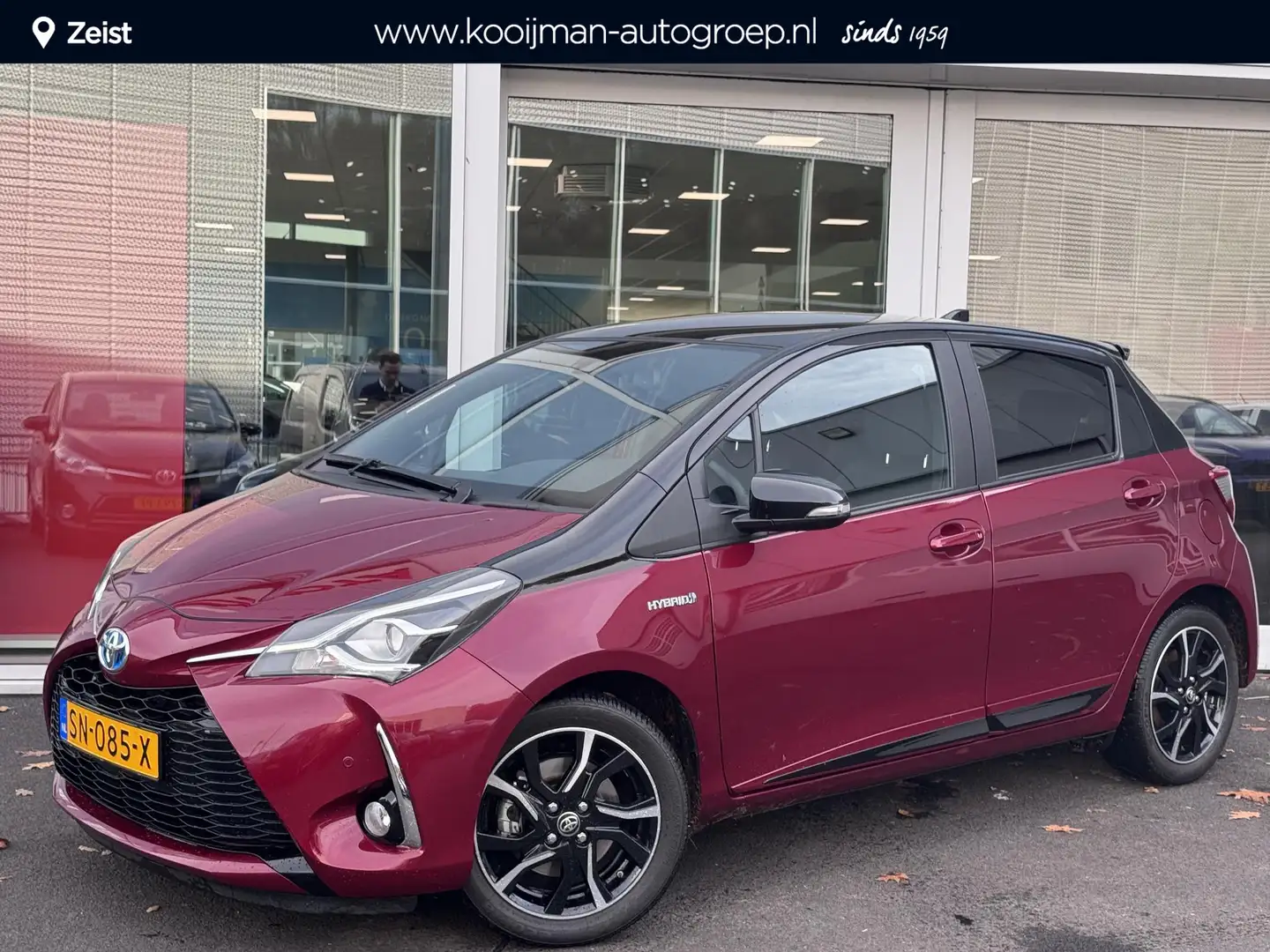 Toyota Yaris 1.5 Hybrid Bi-Tone Plus Parkeersensoren V+A | Acht Rood - 1