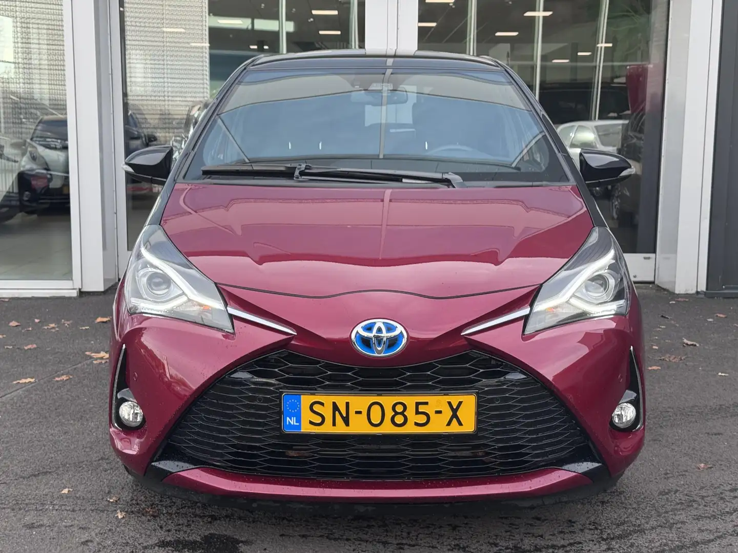 Toyota Yaris 1.5 Hybrid Bi-Tone Plus Parkeersensoren V+A | Acht Rood - 2