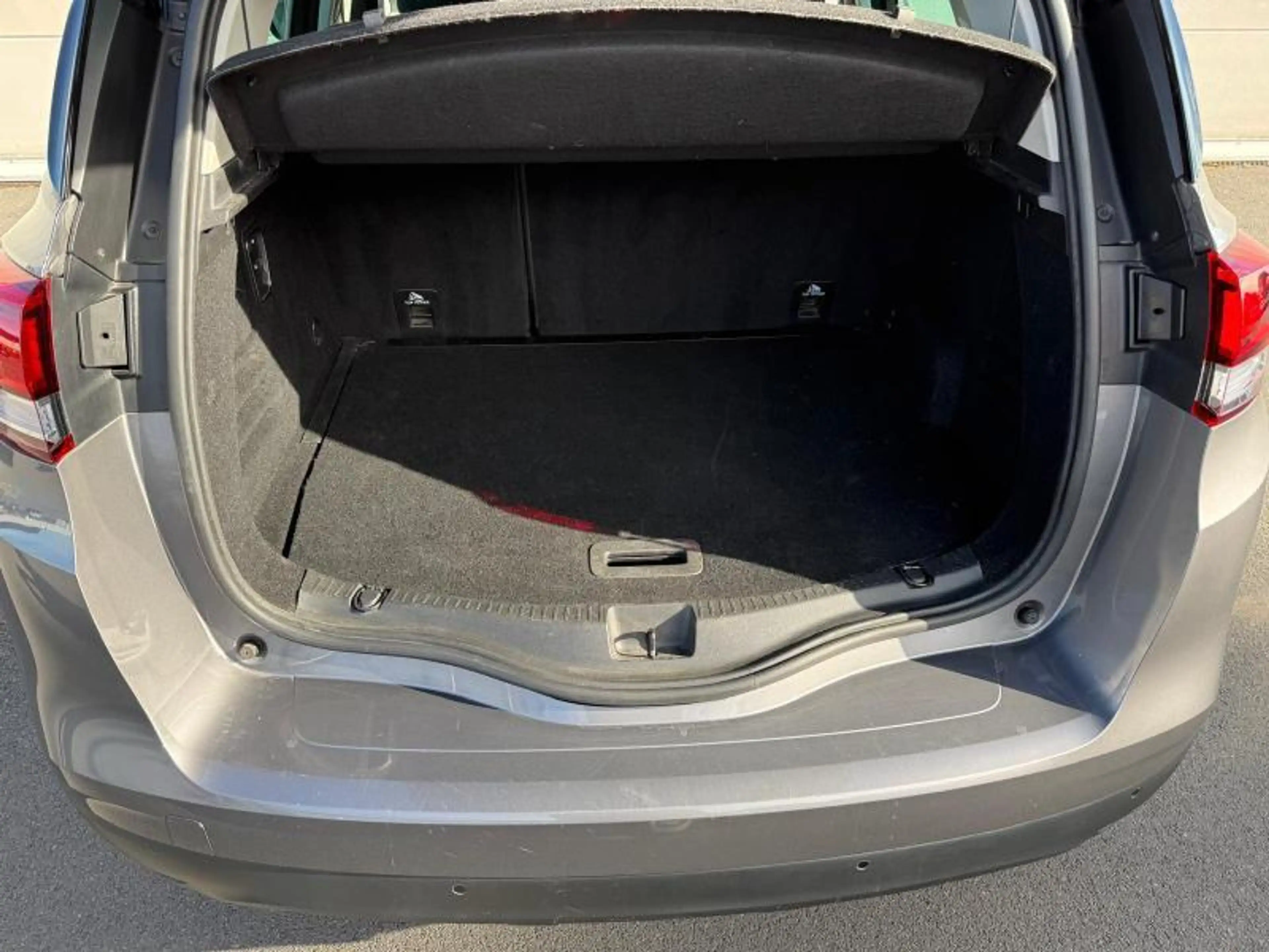 Renault Scenic Limited — photo 9