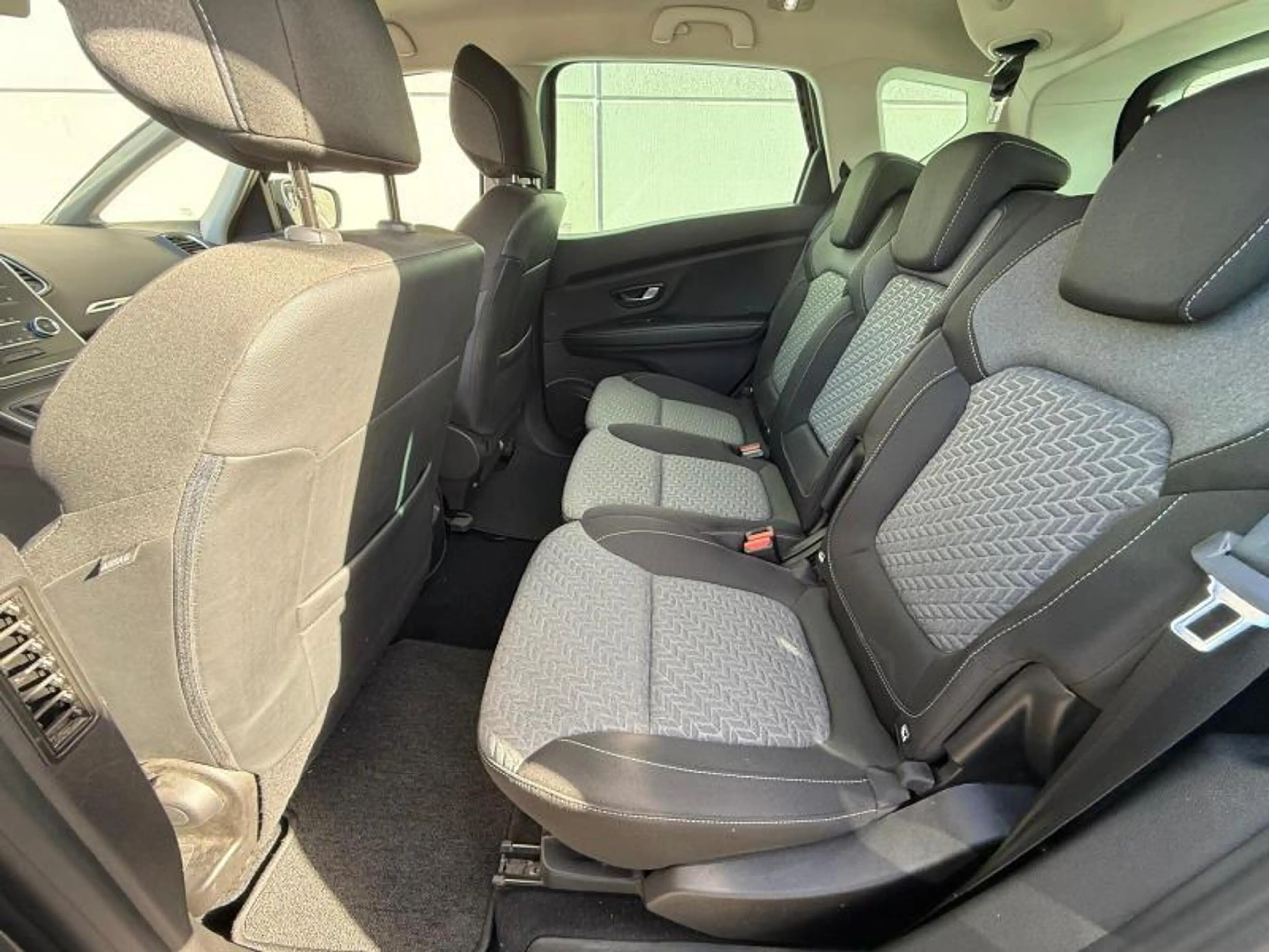 Renault Scenic Limited — photo 12