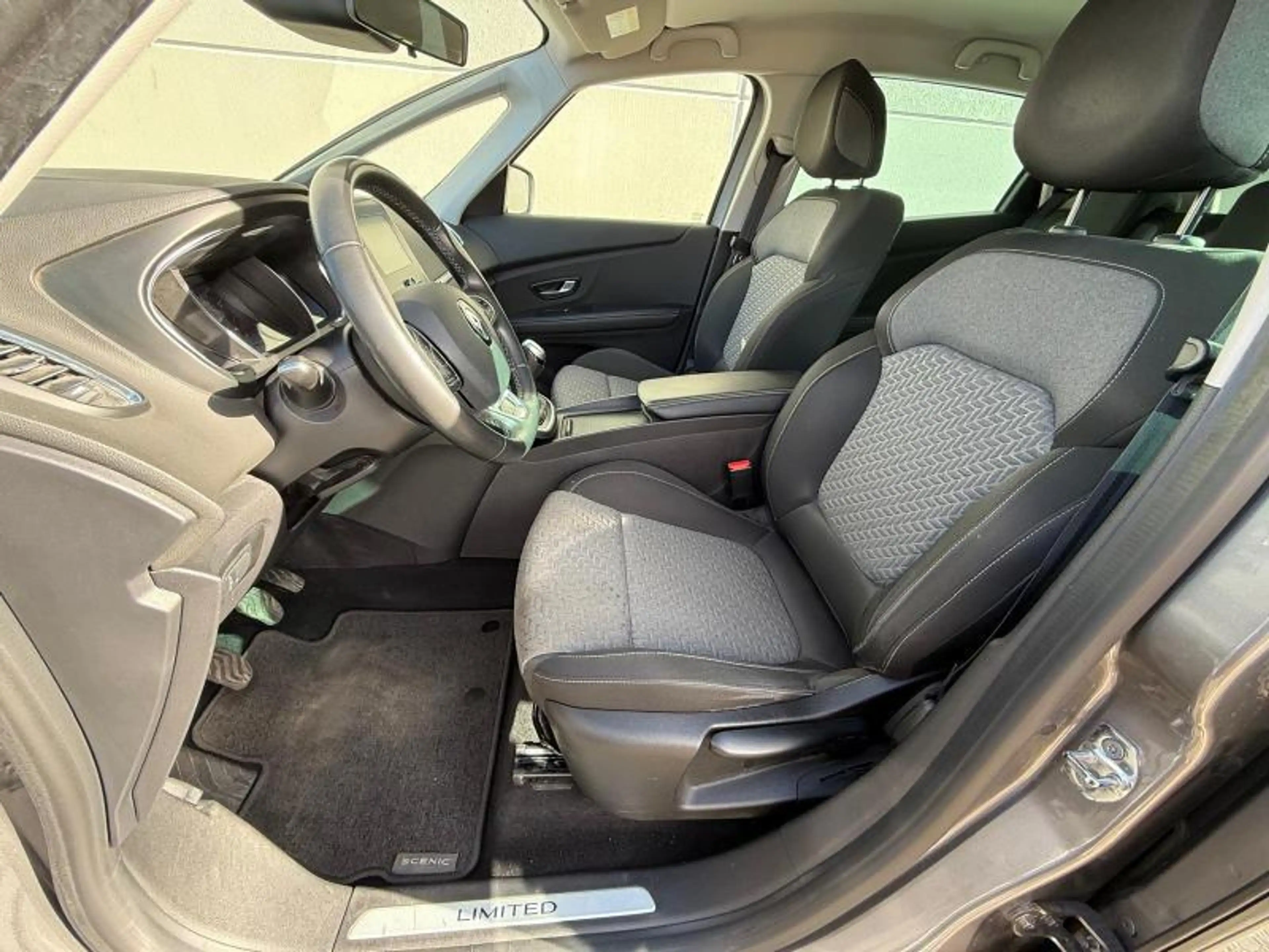 Renault Scenic Limited — photo 11