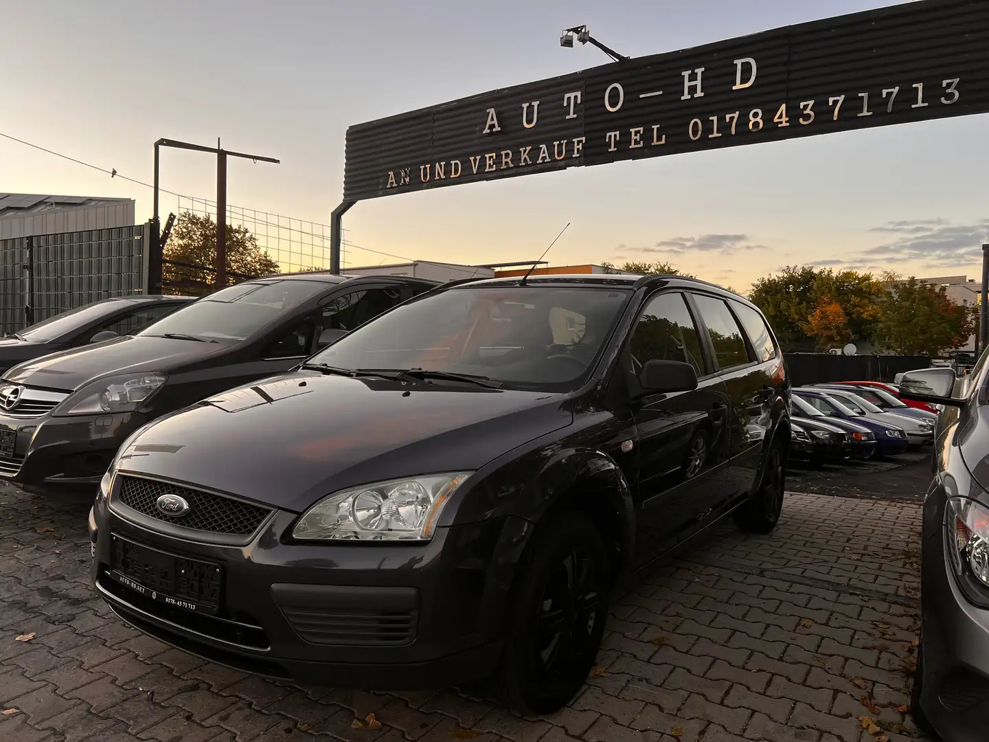 Ford Focus Fun,Tüv neu, Klima, gute Zustand Grau - 1
