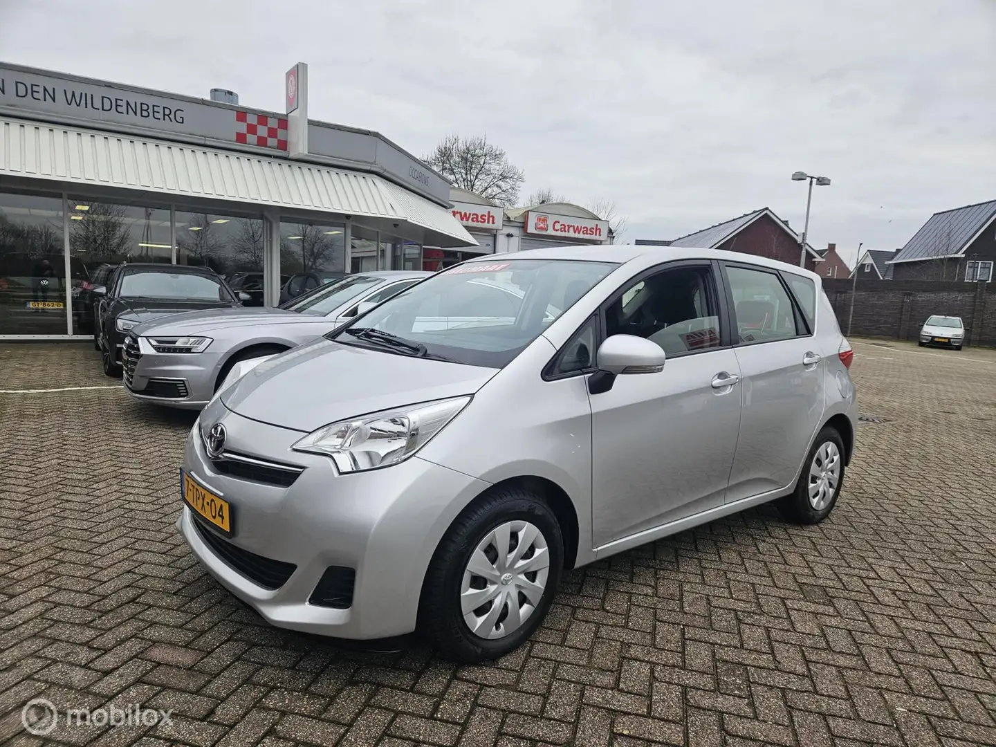 Toyota Verso-S 1.3 VVT-i Aspiration Limited Gris - 2