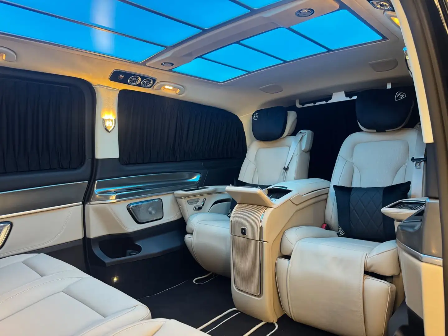 Mercedes-Benz V 300 Airmatic, 4 Matic, Luxury seats,  MY 25 Schwarz - 2
