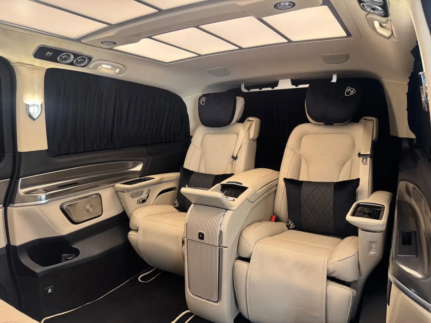 Mercedes-Benz V 300 Airmatic, 4 Matic, Luxury seats,  MY 25 Schwarz - 1