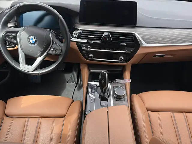 BMW 5 Series view 16
