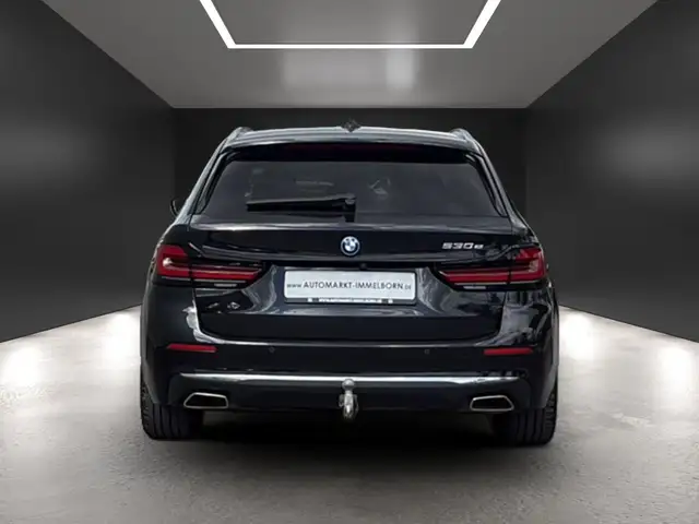 BMW 5 Series view 10