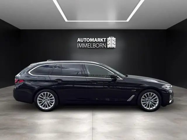 BMW 5 Series view 11