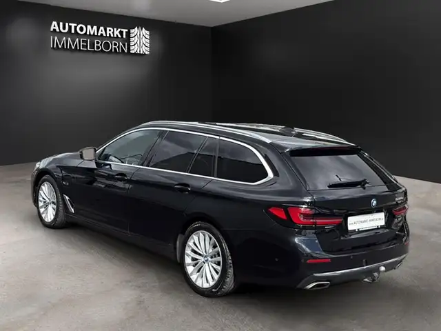 BMW 5 Series view 6