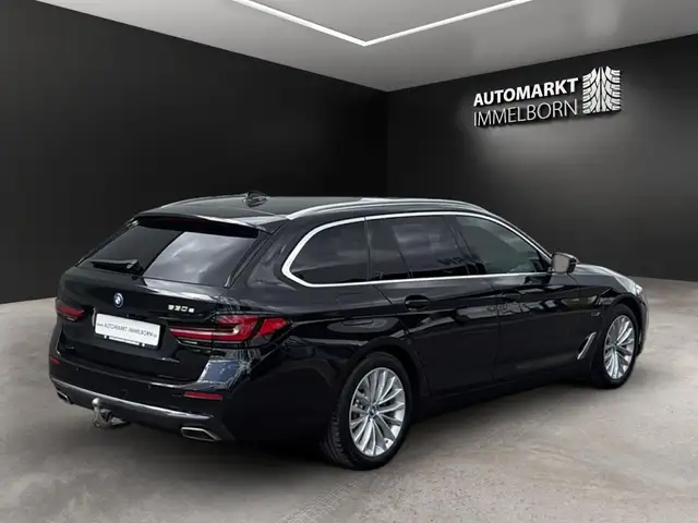 BMW 5 Series view 8