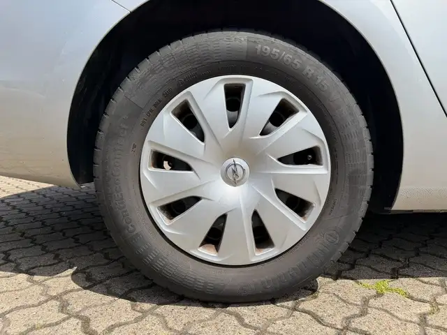 Opel Astra view 5