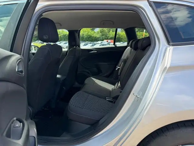 Opel Astra view 7