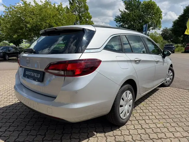 Opel Astra view 3