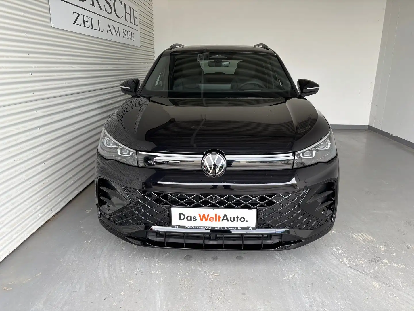 Volkswagen Tiguan R-Line eTSI DSG Schwarz - 2