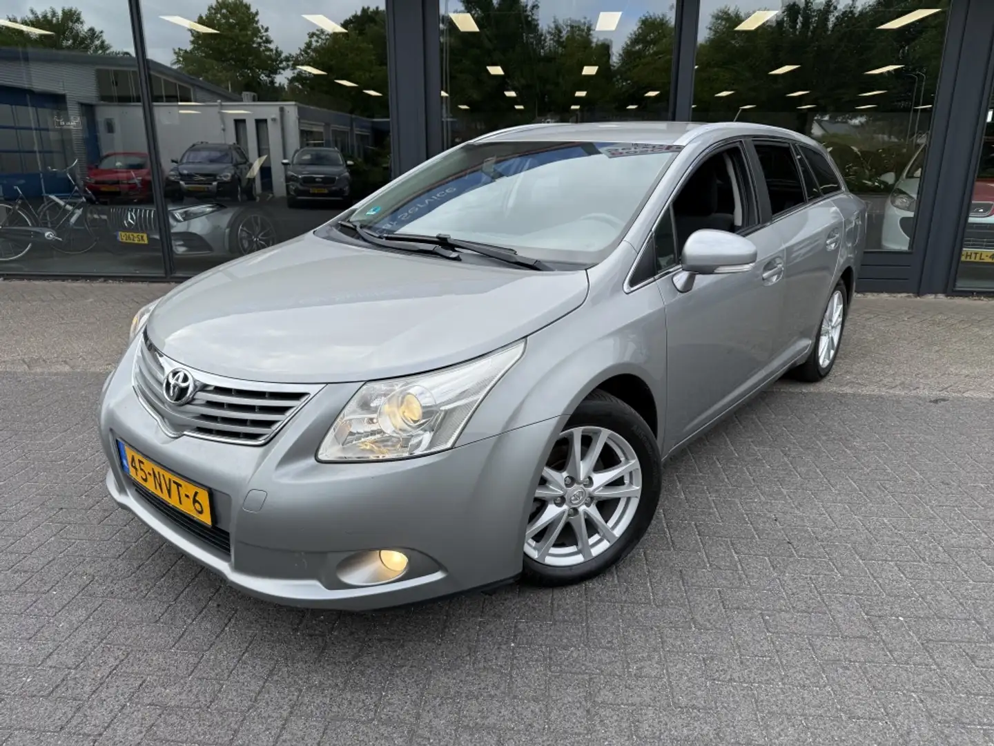 Toyota Avensis Wagon 1.8 VVTi Business Grijs - 1