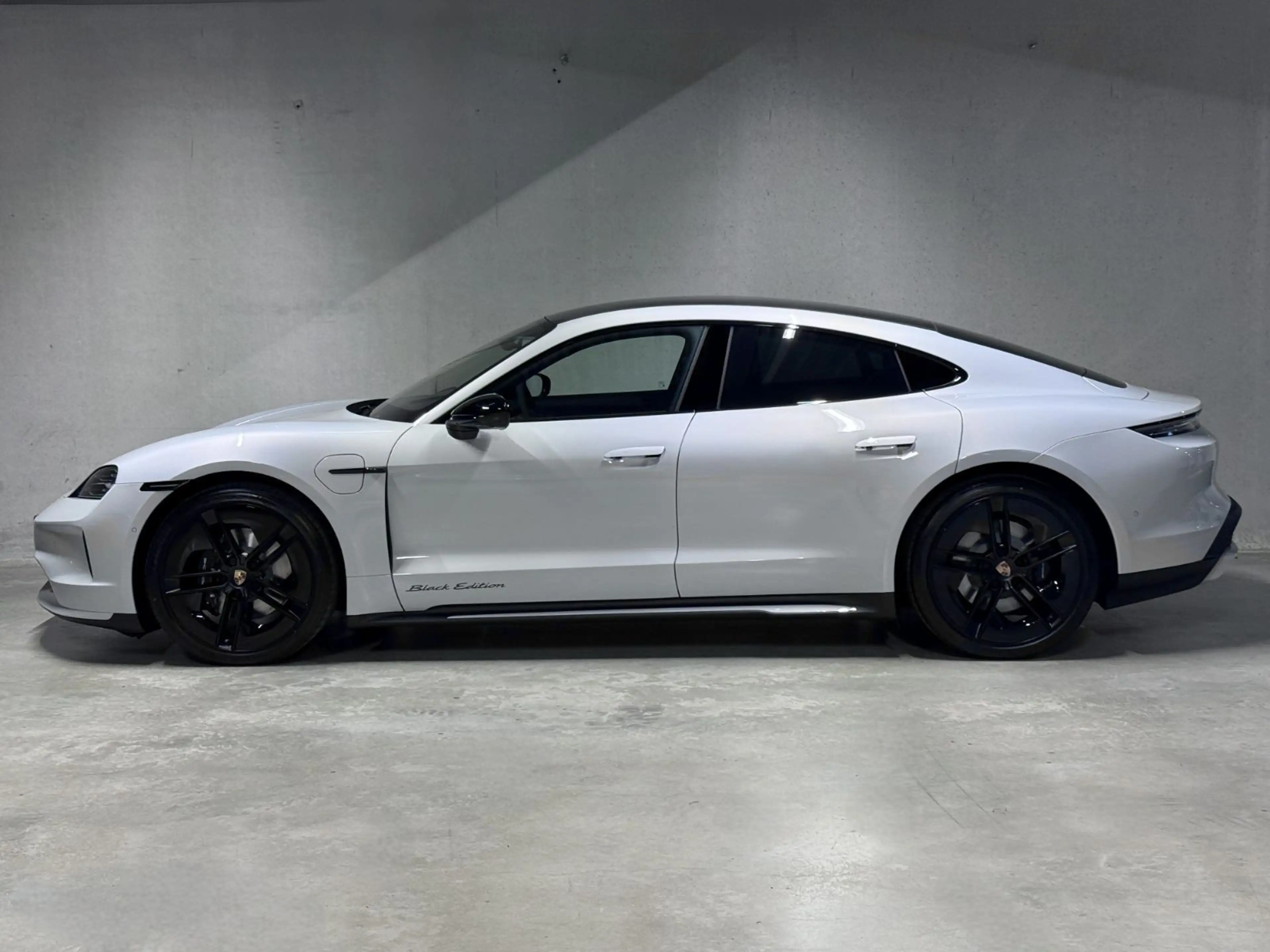 Porsche Taycan 4S Black Edition |HA-Lenkung | Soft-Close — photo 3