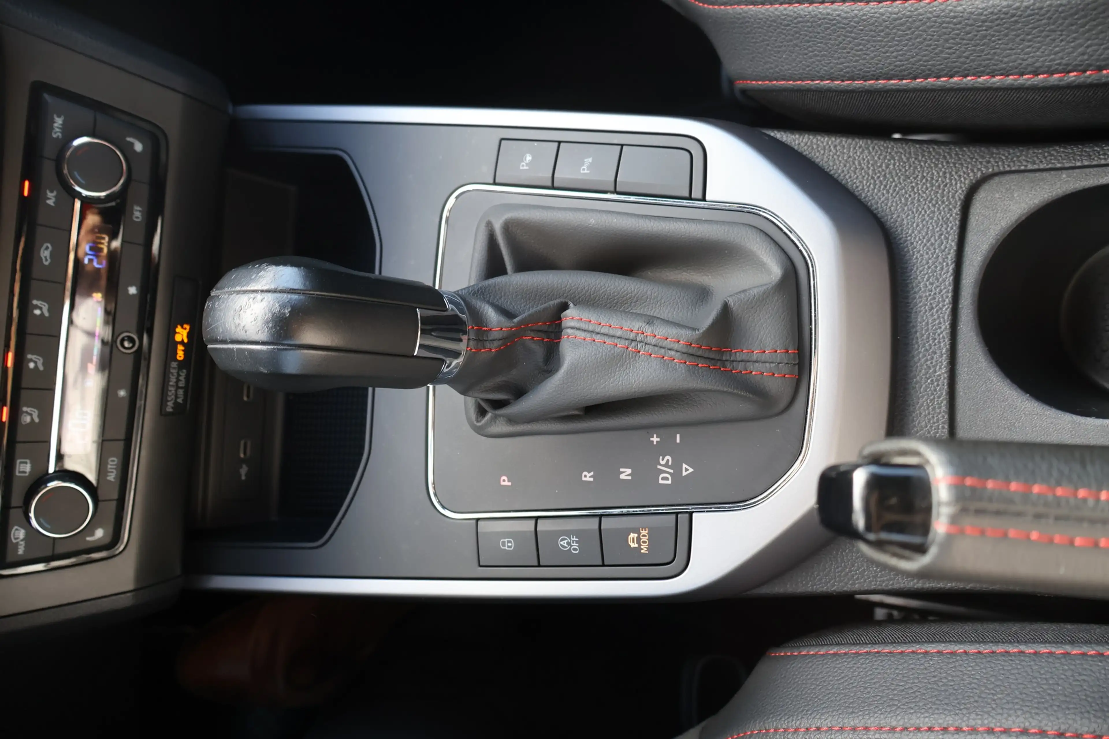 SEAT Arona 1.0 TSI FR — photo 25