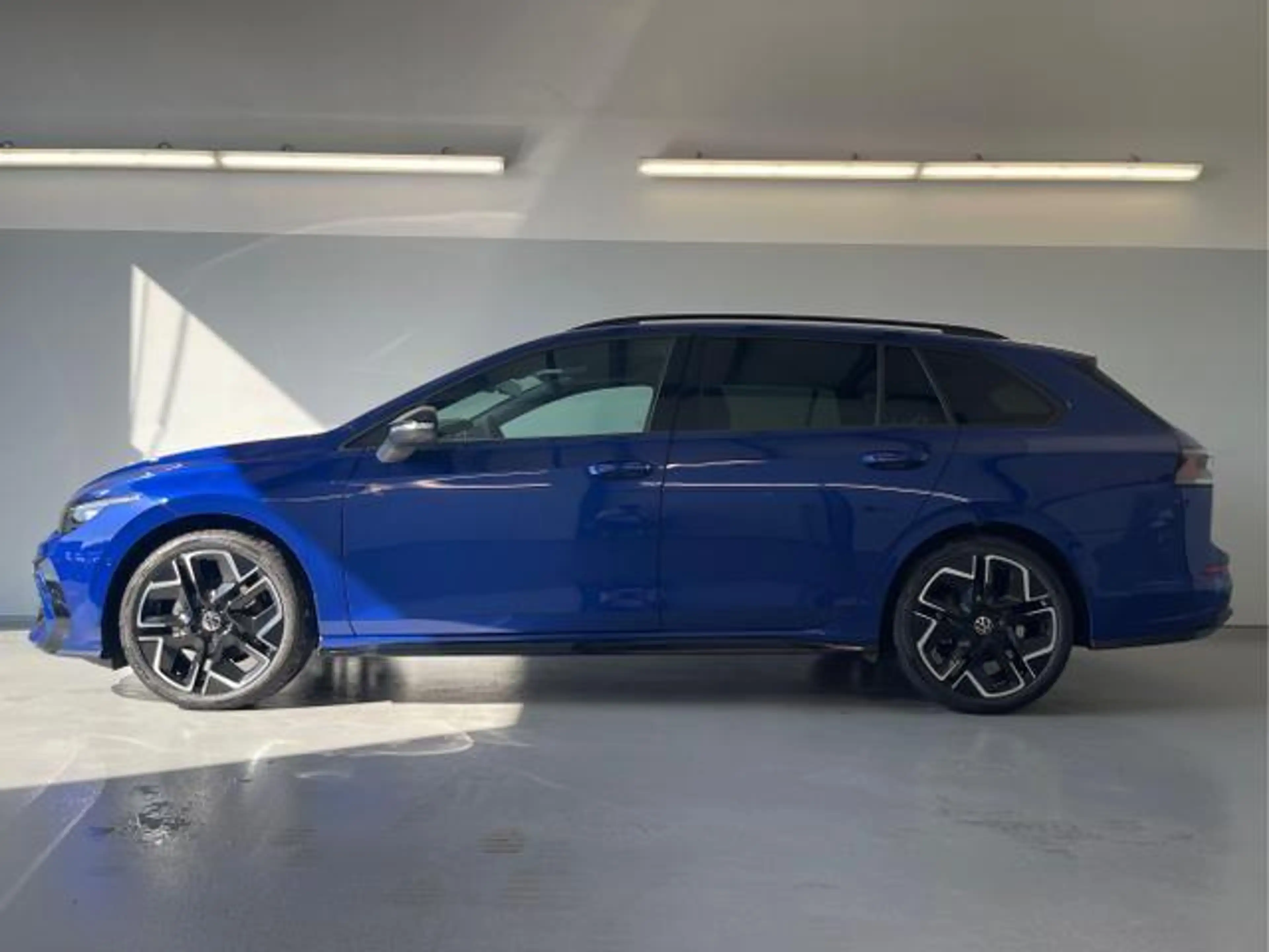 Volkswagen Golf Variant R-Line 150PS TDI DSG AHK+IQ-Light+Navi+Black Style — photo 3