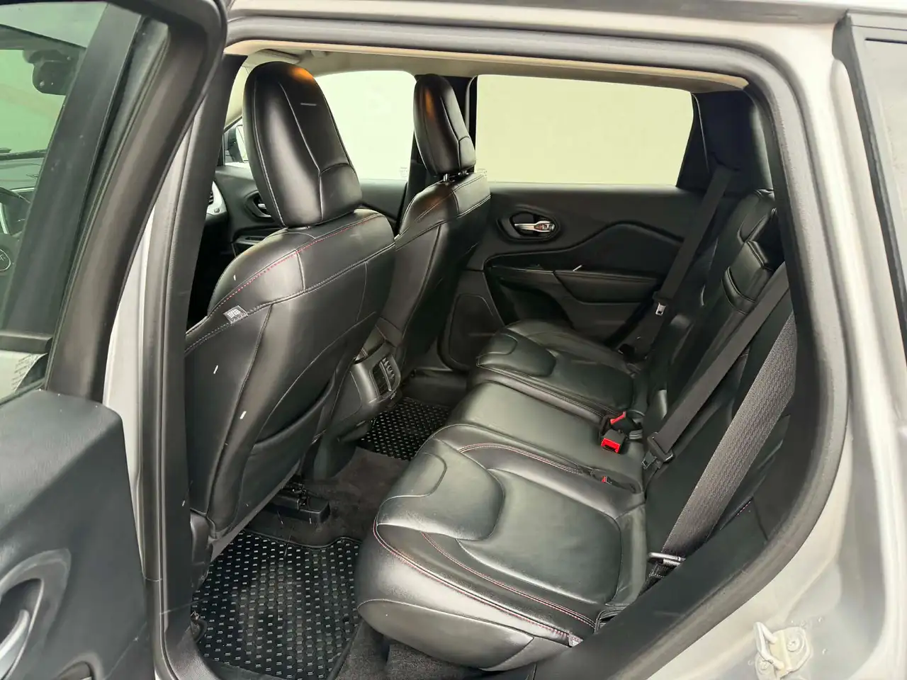 Jeep Cherokee снимка Jeep Cherokee