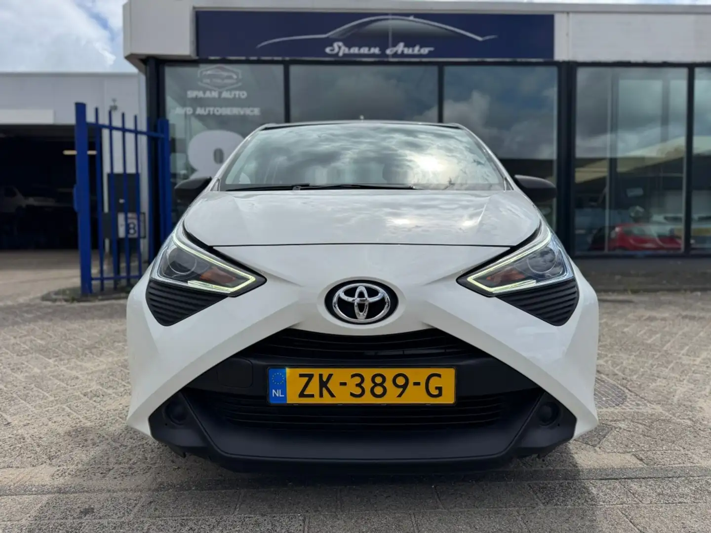 Toyota Aygo 1.0 VVT-i x-fun | 1ste eigenaar | AIRCO | LED | El Bianco - 2