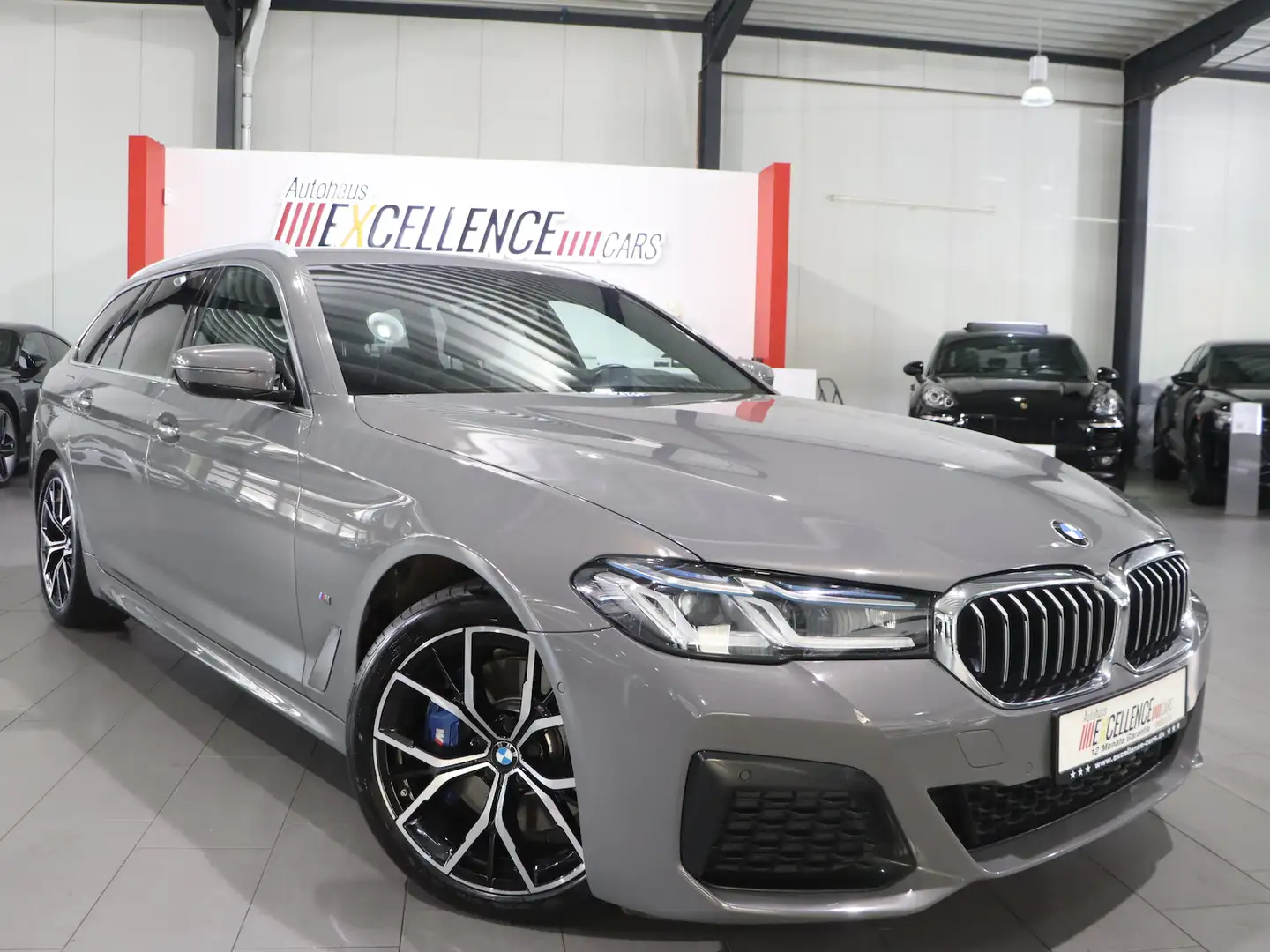 BMW 520 520d Touring xDrive INDIVIDUAL M-SPORTPAKET Grau - 2