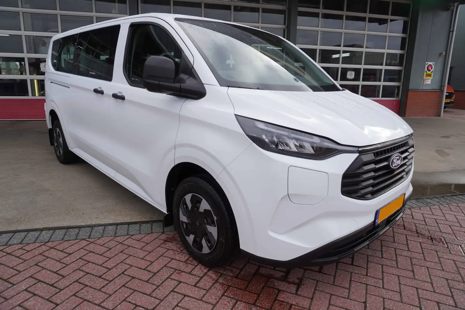 Ford Transit Custom 340L 2.5 PHEV 233PK L2H1 Trend 9 Persoons PHEV Aut Wit - 2