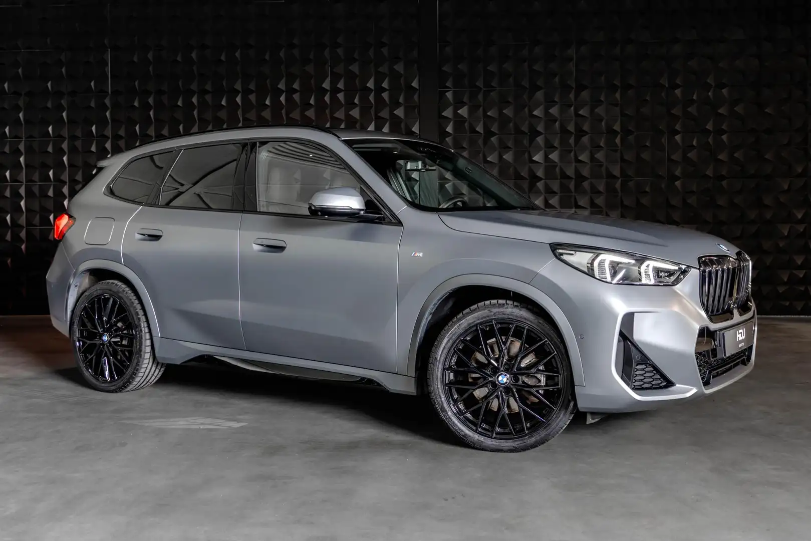 BMW X1 xDrive30e |Pano | Trekh.|Memo |, 20"| H/K | Topv | Grijs - 1