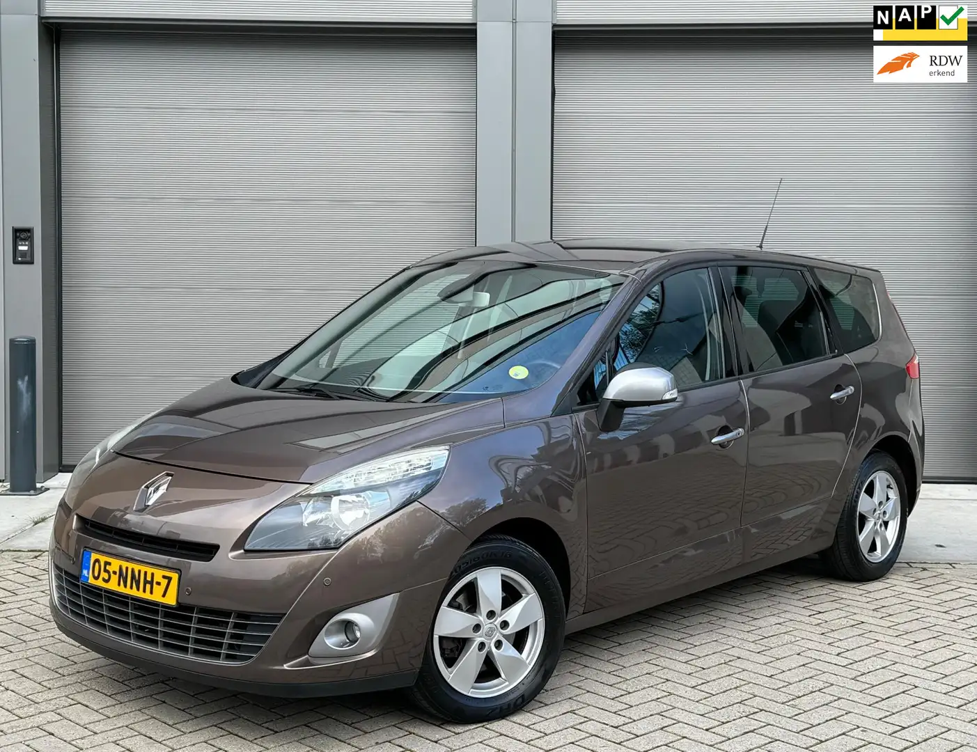 Renault Grand Scenic 2.0 16V 103KW AUT 2010 7p. Brown - 1
