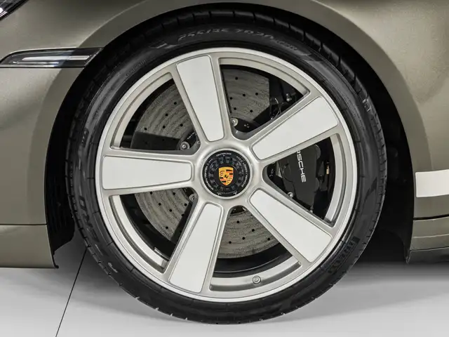 Porsche 911 view 9