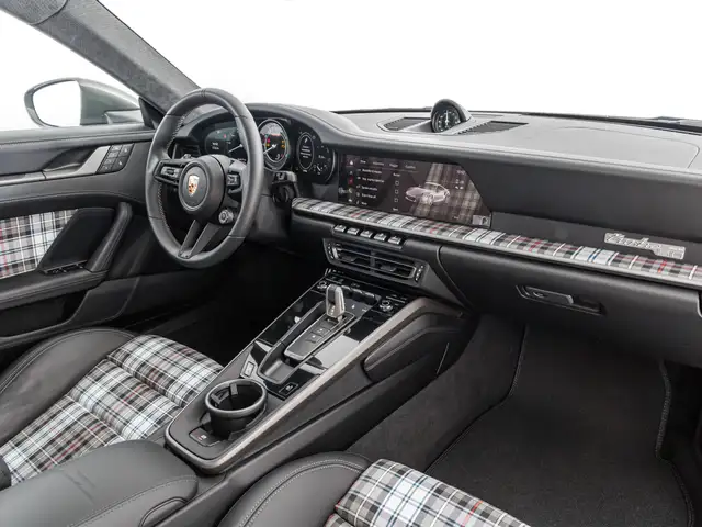 Porsche 911 view 11