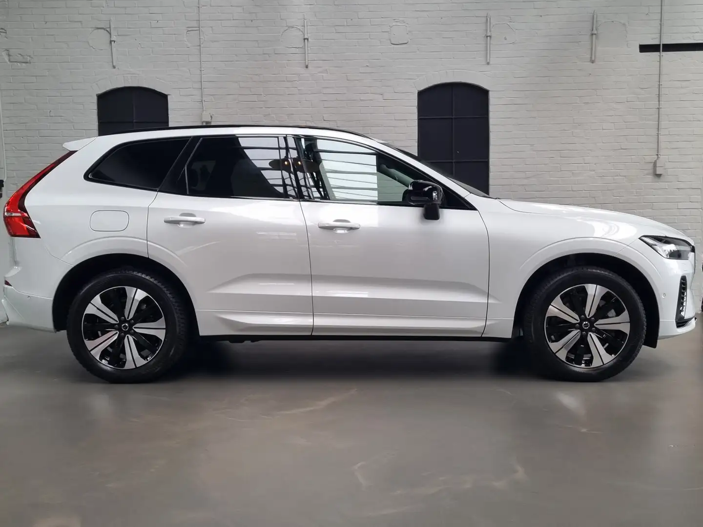 Volvo XC60 2.0 T6 Plug-in hybrid AWD Plus Dark PANO / 360 CAM Wit - 2