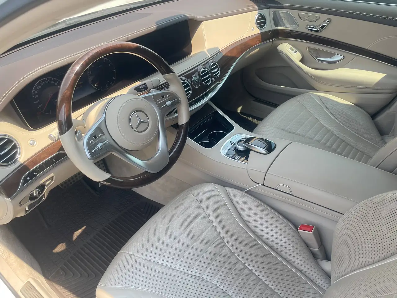 Mercedes-Benz S-Class снимка Mercedes-Benz S-Class