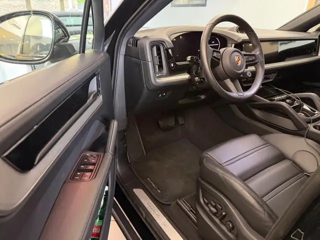 Porsche Cayenne view 6