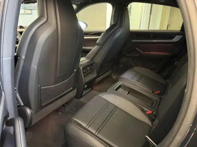 Porsche Cayenne view 11