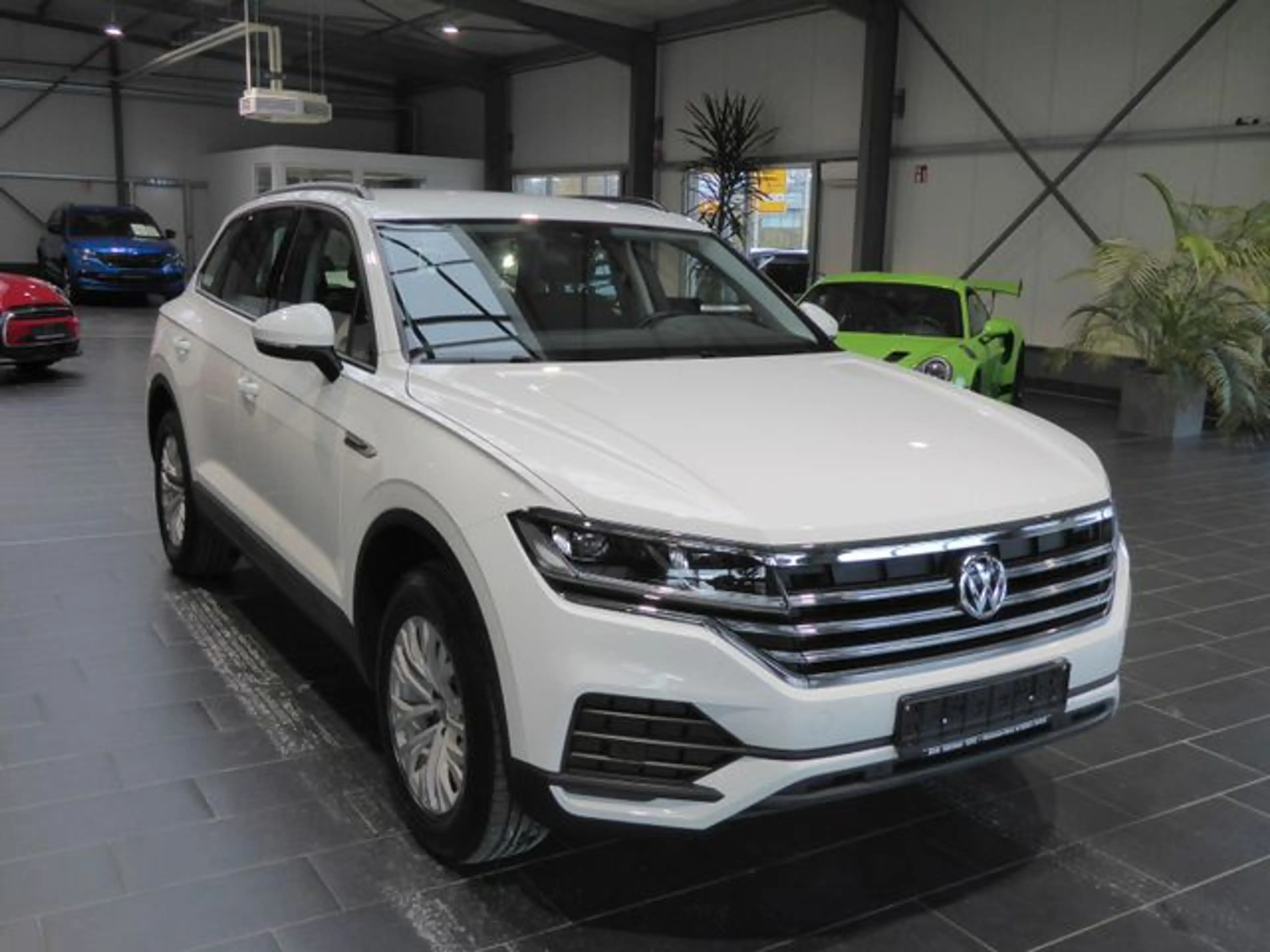 Volkswagen Touareg Basis 4Motion — photo 4
