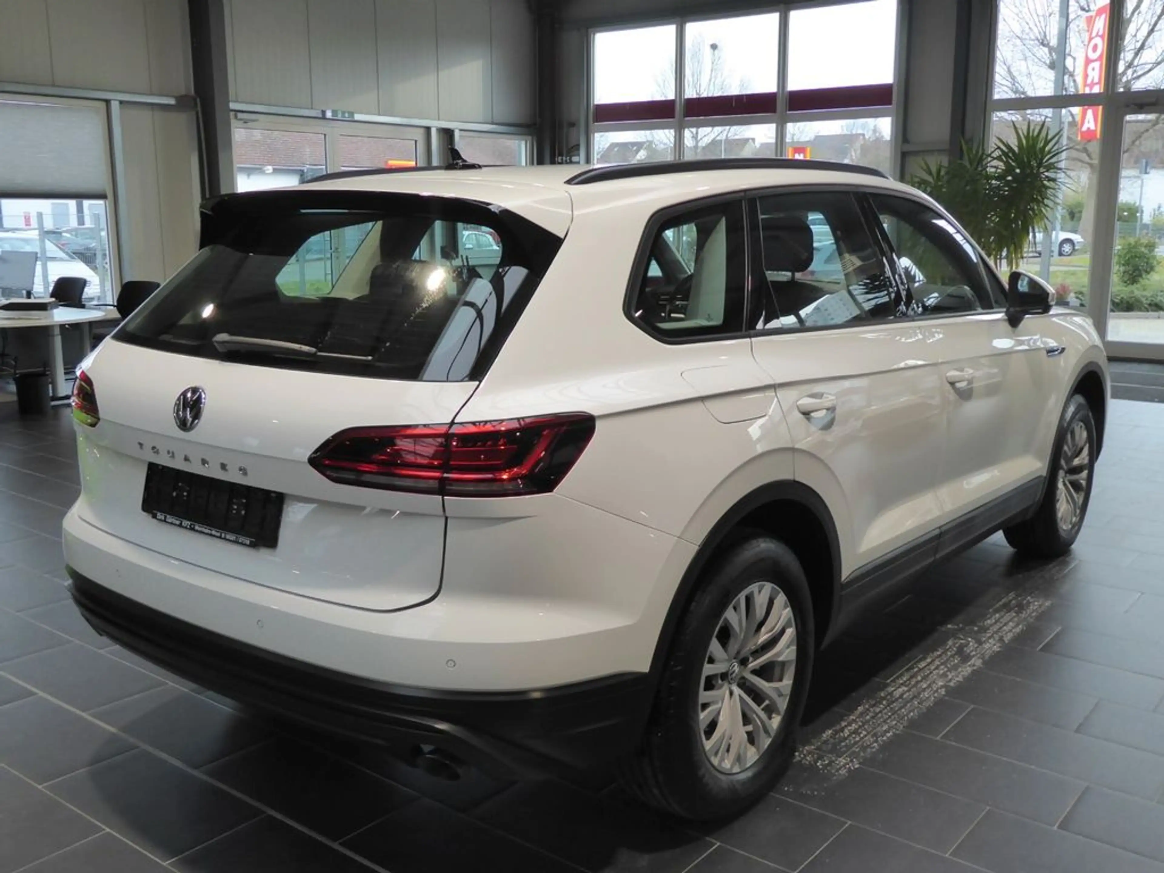 Volkswagen Touareg Basis 4Motion — photo 13